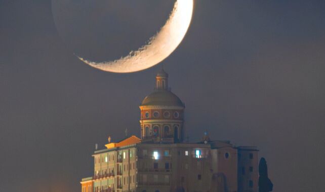 Each day telescope: The quarter moon over Sicily displays mild from Earth